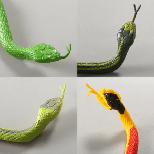 Primo piano dettaglio testa giocattolo serpente simulazione, modello animale gomma.