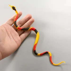 Dettagli del finto serpente giocattolo realistico, statuetta in gomma colorata per scherzi.