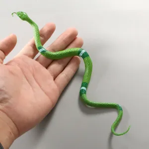 Vista dettagliata del giocattolo serpente in gomma simulata, modello di rettile verde realistico.