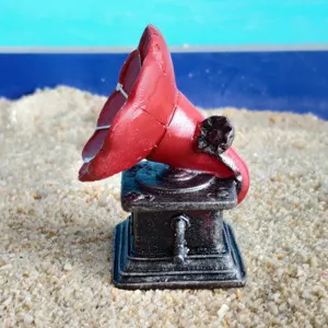 Détail du modèle gramophone miniature vintage, pavillon rouge, idéal pour jouet de bac à sable.