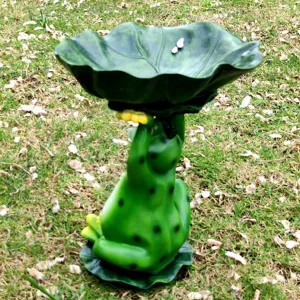 Outdoor garden frog bird feeder resin statue yard decor leaf bowl ornament detail shot