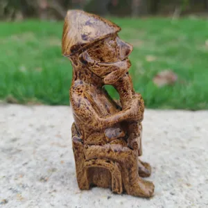 Detailansicht der Vintage Harz Statuette mit Stammesdesign und rustikalem braunem Finish.
