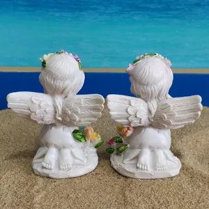 Vue détaillée de figurines en résine fée des fleurs ange vintage, jolies statues de jardin.