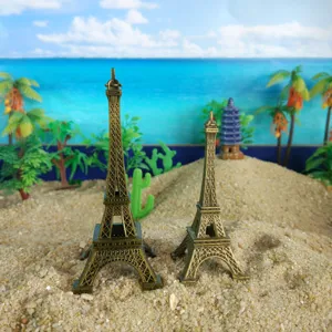 Bronzene Eiffelturm Miniaturmodelle für Sandkasten und Tischdekoration aus Metall im Vintage-Stil.