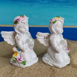 Paire de statues d'anges priant a genoux avec couronnes florales en resine pour la deco