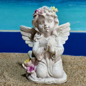 Detail de figurine ange vintage, sculpture ange priant pour decoration jardin et accessoires.