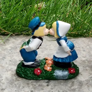 Charming vintage style resin kissing couple figurine for sweet garden and home decor.