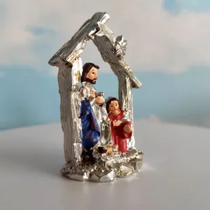 Primo piano dettagliato della statuetta della Natività in resina con pregevole fattura.