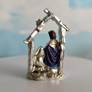 Vista dettagliata della statuetta della Natività in argento, decorazione sacra.