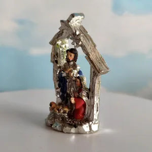 Primo piano dettagliato della statuina del presepio in resina, ottima finitura.
