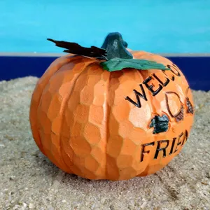 Resin pumpkin decoration with welcome text, ideal for Halloween and autumn table decor.