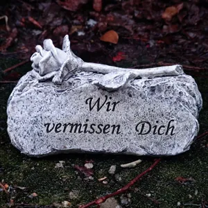 Memorial stone detail view, resin grave ornament with rose and German text, 15cm garden decor