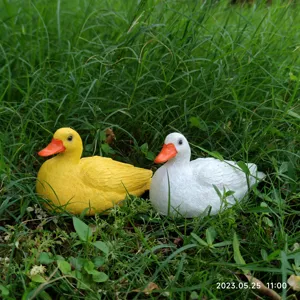 Cute resin duck figurine set, yellow and white small animal garden and desktop ornament.