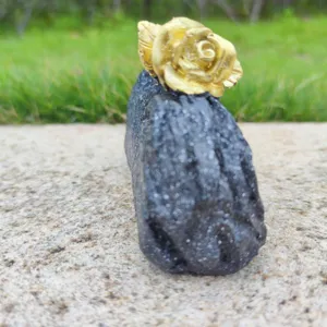 Memorial grave decoration resin black base with gold rose sculpture for cemetery mourning