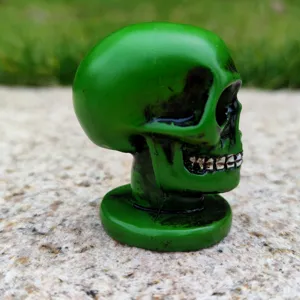 Green skull figurine decorative prop halloween gothic style miniature tabletop collectible ornament