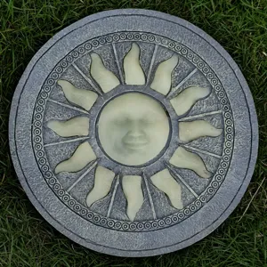Vista detallada de la piedra de paso de jardín de resina con cara de sol para césped.