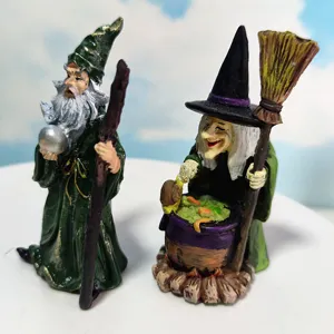 Set di statuine in resina di mago e strega fantasy dettagliate, perfette per decorare la scrivania.
