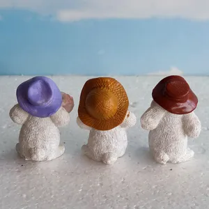 Miniature di simpatici conigli in resina con cappelli colorati, ideali per decorare i vasi.