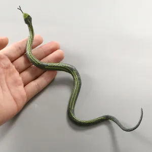 Primo piano di un serpente giocattolo in gomma realistico tenuto in mano, consistenza e flessibile.