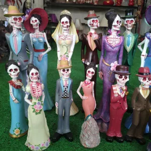 Halloween skeleton couple figurines resin skeleton ornaments spooky home decor statues