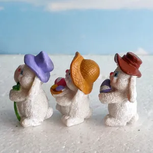 Dettaglio statuetta coniglietto di pasqua con simpatici conigli in resina con cappelli colorati.