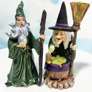 Set di statuette di mago e strega, decorazione in resina magica per scrivania e oggetti di sabbia.