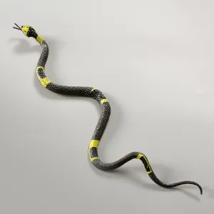 Vista dettagliata in primo piano del modello di serpente giocattolo di simulazione a strisce.