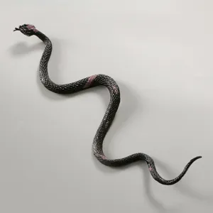 Giocattolo realistico di serpente in gomma, consistenza dettagliata e forma flessibile.