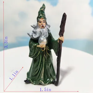 Statuetta di mago verde con bastone e sfera di cristallo in resina per decorazione sabbia