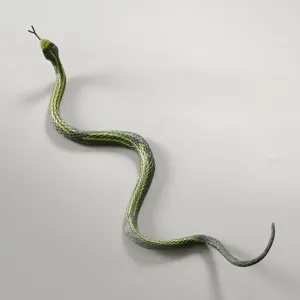 Dettaglio serpente giocattolo realistico in gomma statuetta animale scherzo sfondo