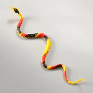 Vista dettagliata di un modello realistico di serpente giocattolo, design a strisce colorate.