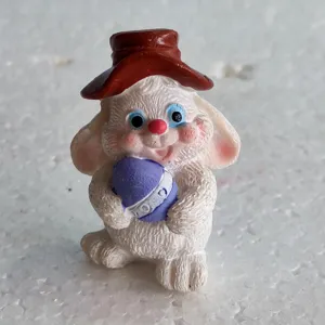 Primo piano dettagliato di una simpatica statuetta di coniglietto pasquale con uovo.