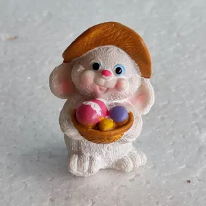 Miniatura di coniglietto pasquale con cestino di uova, decorazione carina per vasi di piante.