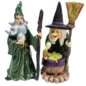 Set di statuine in resina mago e strega, ornamenti da tavolo fantasy, oggetti di scena magici.