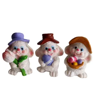 Set di statuette di coniglietto pasquale con tre simpatici conigli bianchi e uova
