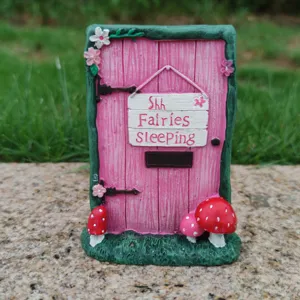 Vista detallada de la puerta de hadas de resina en miniatura con diseño de madera rosa.