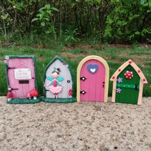 Vista detallada de puertas de hadas de resina en miniatura para decoración de jardín varios estilos.