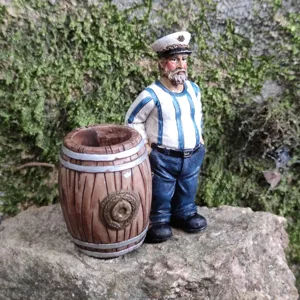 Miniatur Harz Matrose Kapitän Figur und Fass Stiftehalter, exquisite Außendetails.