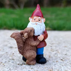 Tuinkabouter beeldje met eekhoorn hars ornament voor buitendecoratie en zandtafel model