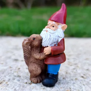 Detailopname van een schattig tuinkabouterbeeldje dat een kleine bruine eekhoorn liefdevol omarmt.