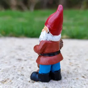 Leuke miniatuur tuin kabouter hars beeldje, rode hoed en blauwe broek tuindecoratie.