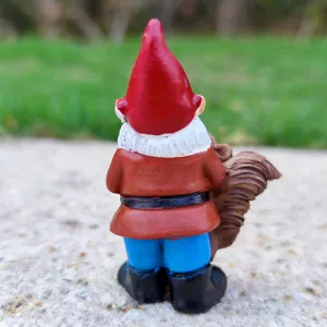 Achteraanzicht detail van hars tuinkabouter beeldje met eekhoorn voor zandtafel decor.
