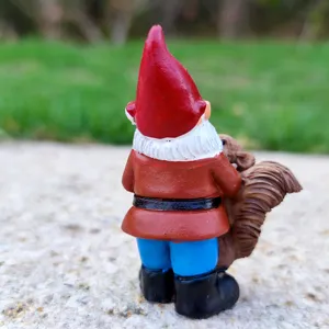 Gedetailleerde close-up van de hars tuinkabouter figuur met eekhoorn voor buiten.