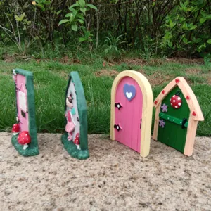 Detalle en primer plano de puertas de jardín de hadas de resina con motivos de mariquita.