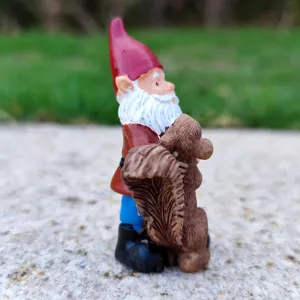Tuinkabouter beeldje met eekhoorn, gedetailleerd overzicht voor zandbak model weergave.