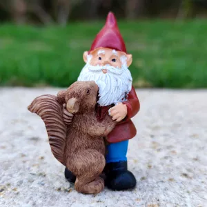 Tuinkabouter en eekhoorn figuur miniatuur hars model voor tuindecoratie zandbak ornamentje
