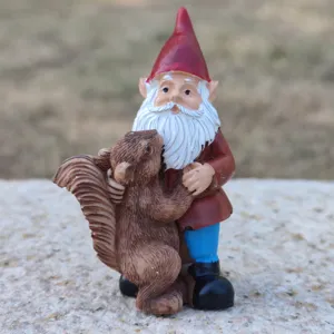 Hars tuin kabouter beeldje met eekhoorn, perfecte decoratie voor buiten en op kantoor.