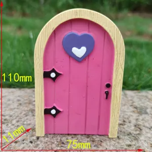 Vista detallada de la puerta de hadas de resina en miniatura con corazón 110mm