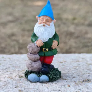 Tuinkabouter figurijntje detailopname, hars dwerg model voor zandbak, miniatuur sprookjestuin decor.
