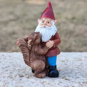 Tuinkabouter beeldje met eekhoorn hars schattig ornament voor buiten tuin decoratie model
